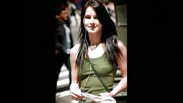 性感的金发女郎在泳池旁与她的伴侣发生疯狂的性关系