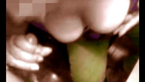 性感女仆在卧室加入已婚夫妇的性行为