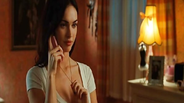 瘦小的女孩把假阳具塞进她湿漉漉的阴唇来射精