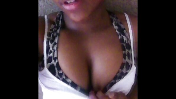 瘦女人在脱衣舞杆周围工作，赤身裸体