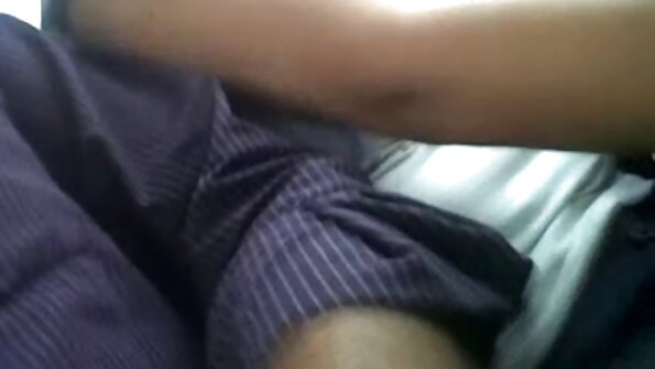 滑按摩和铁杆他妈的在游泳池旁边