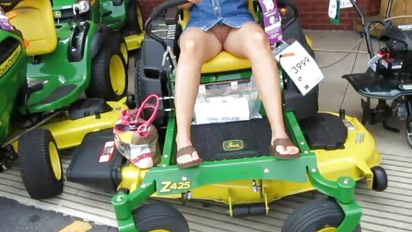 继兄弟迫不及待地在皮沙发上操超级性感的黑发