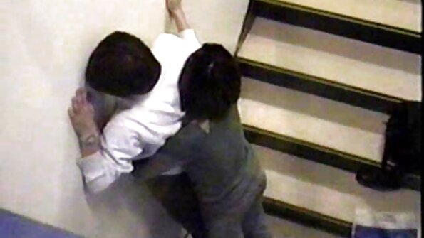 强壮的种马在店里用粉红色的衣服操鞋顾问