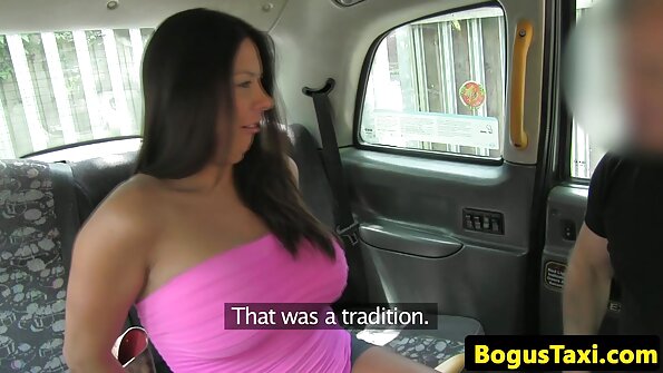 令人惊叹的金发女郎和她的男人在地板上热情地做爱