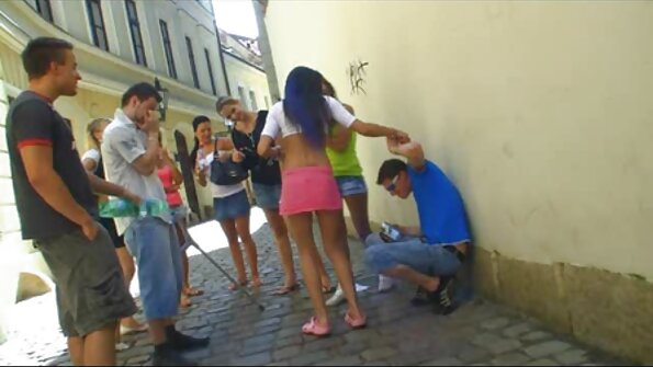 超级性感的宝贝在她嘴里的崇拜者推动公鸡时下车