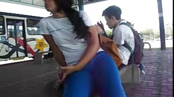 甜美的年轻红发女郎被他的大公鸡肉猛烈地敲打