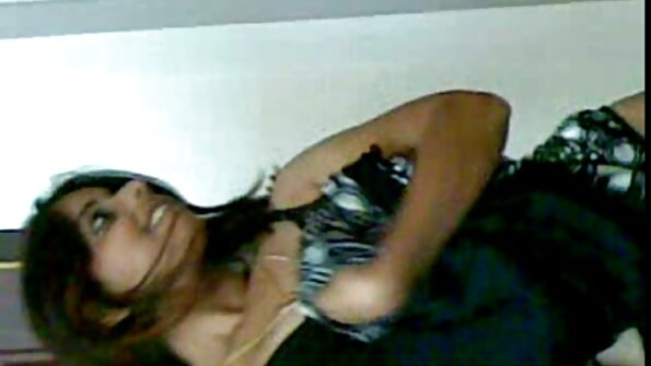 高个子在脱衣舞俱乐部工作，操练娇小的继女