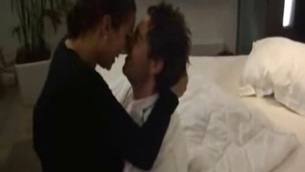 青少年宝贝在厨房做饭时被男朋友舔过