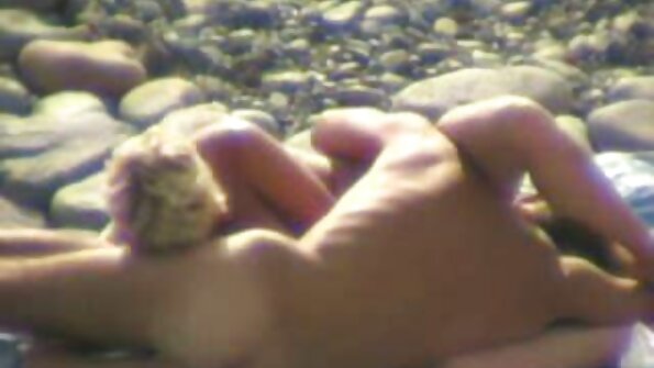 青少年第一次在她的小混蛋中获得阴茎