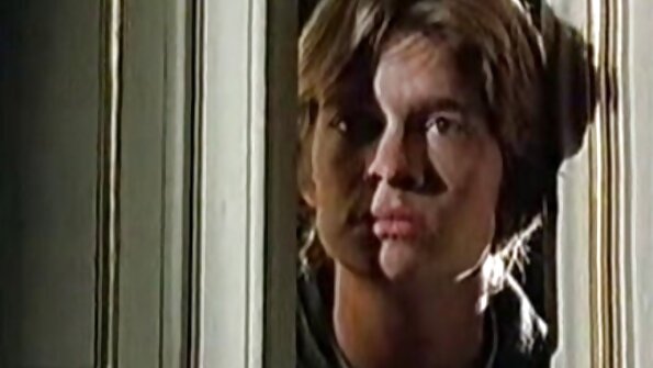 亚洲女性的薄唇环绕着公共厕所的小鸡巴