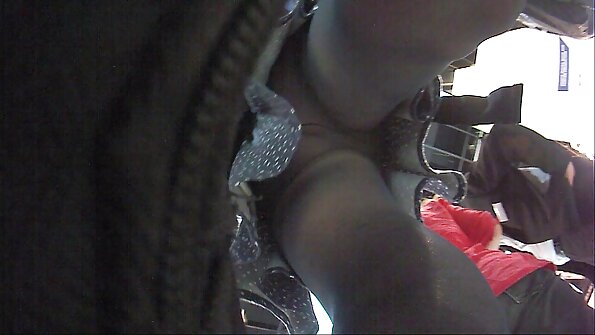 这位身材矮小的黑发小妞随时准备着屁股上的公鸡