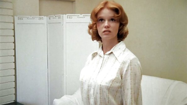 两个女孩在热门视频中舔阴部，然后她们下车