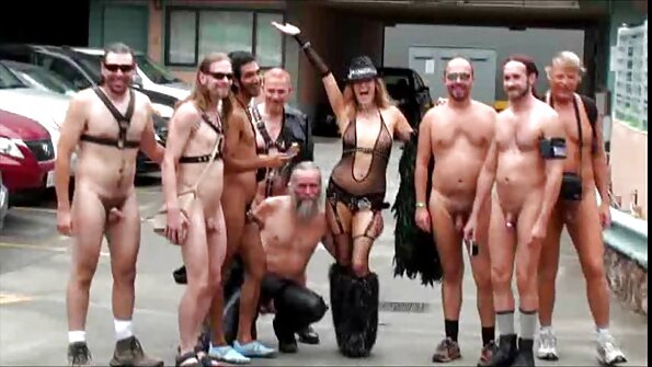 两个又热又瘦的身体在沙发上挨着