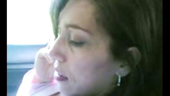 两个性感华丽的女孩在热场景中吸吮一些鸡巴