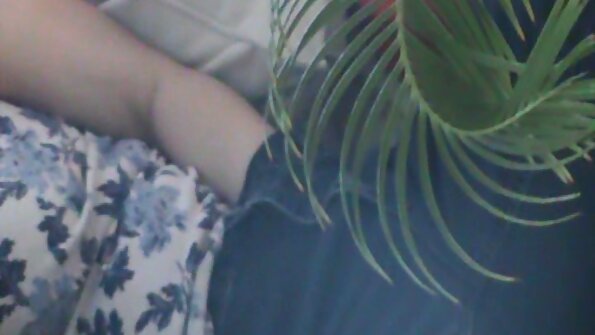 两只苗条的小鸡和一个家伙在床上玩得很开心