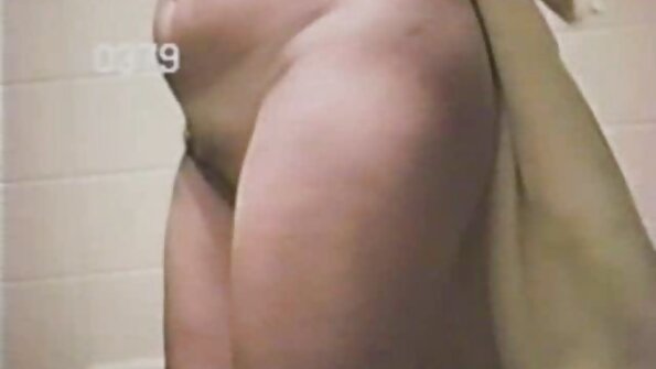 桃子提供口交并接受惊人的阴道渗透