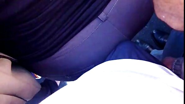 娇小的金发小妞维罗妮卡莱尔想要自慰