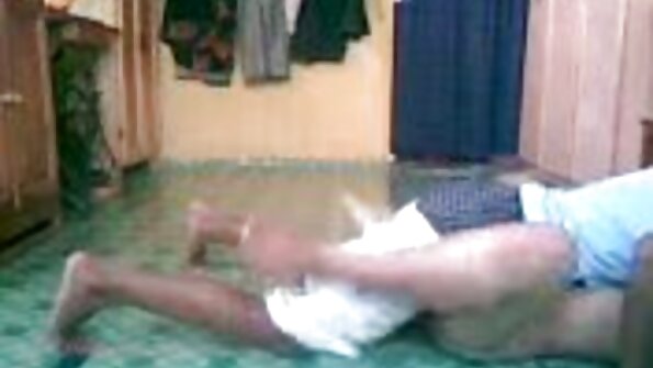 娇小的金发女郎有她漂亮的屁眼扩大与骨