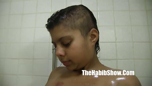 娇小的青少年娃娃喜欢被敲打她的战利品