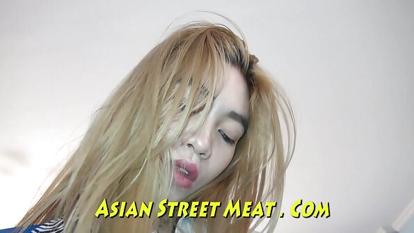 丰满的嘴唇美女斯特拉丹尼尔斯在酒店房间里乱搞