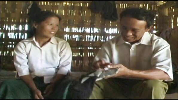 游泳池的家伙完全满足他雇主的女儿