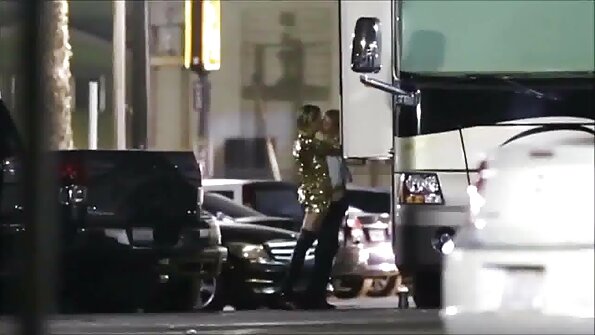 真正的情侣在床上拍摄他们有趣的他妈的