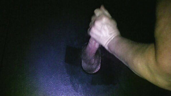 红发女士弯腰前被他的长约翰逊噎住