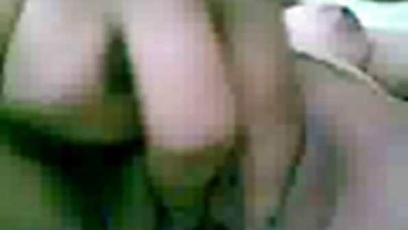 诱人的黑发擦她的阴蒂，而伴侣操她