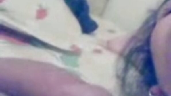 放荡的黑发女郎在她的男人盯着她的时候拿着一个大鸡巴