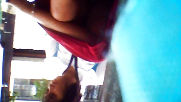 甜美的亚洲女孩正在享受那啄木鸟的味道