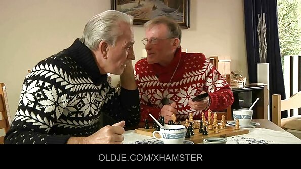 青少年和一个大公鸡的高个子得到它