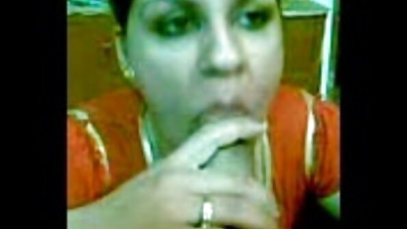 拥有巨大天然山雀的头重脚轻的小妞正在玩她的大假阳具