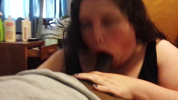 两个可爱的女同性恋者正在分享一个捆绑玩具