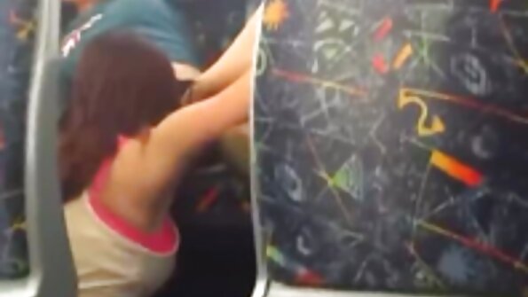 两个金发女孩将双手深深地放在床上