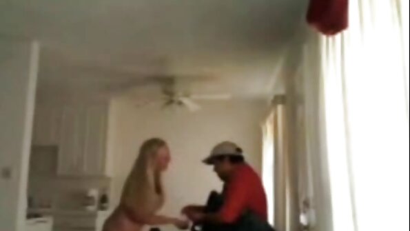 两个淫荡的蜂蜜准备在这个场景中分享一个大鸡巴