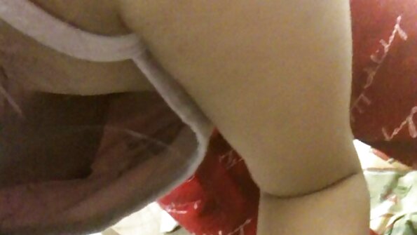 丰满的黑发维多利亚六月噎着她同事的鸡巴