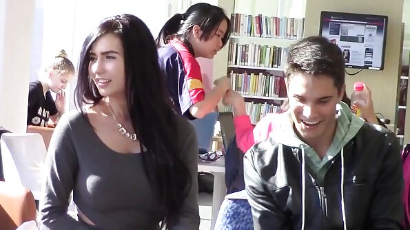 科学老师和一个放荡的女孩在课堂上他妈的