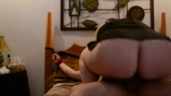 自信的女同性恋者玩铁杆拳交游戏