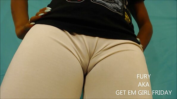 有着棕褐色线条的性感亚洲女士正在这里展开她的大长腿