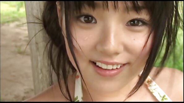 性感的婊子让她的紧屁股被一个大家伙性交