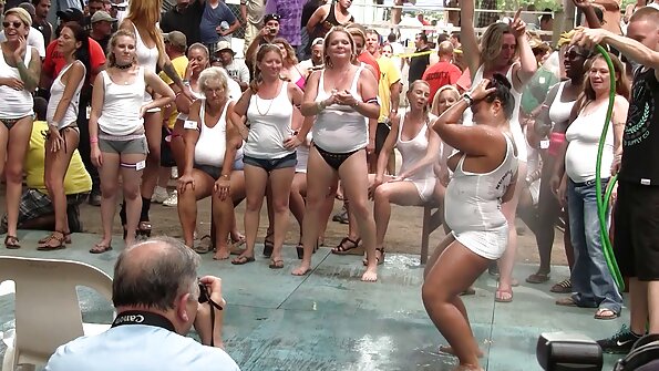 放荡的妈妈和一个苗条的青少年分享一个大公鸡