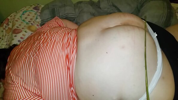 Solo Sienna Milano 用振动器让她的阴部精液