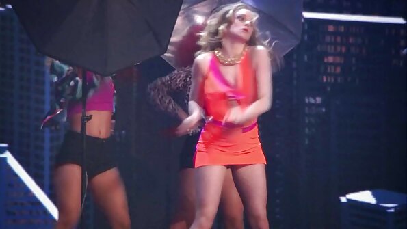 令人惊叹的日本女孩在花园里自慰