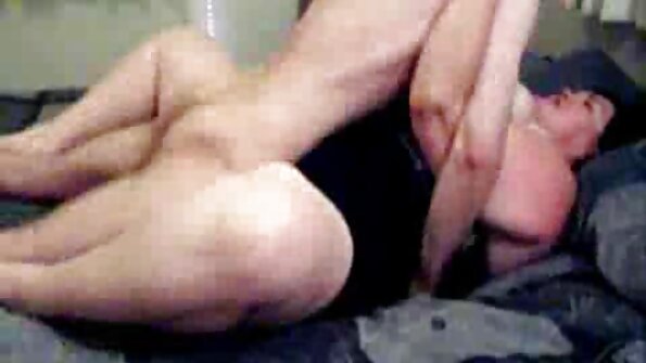 甜美的亚洲女孩在淋浴时给口交