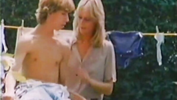 高个子和漂亮的女朋友在卧室里放松