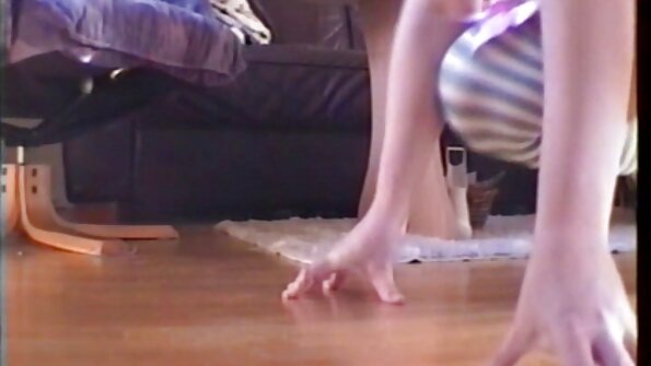 晒黑的红唇可爱使用玻璃性玩具为自己的乐趣