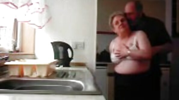 纹身大块头和一个巨大的鸡巴乱搞一个纤细的黑发蜂蜜