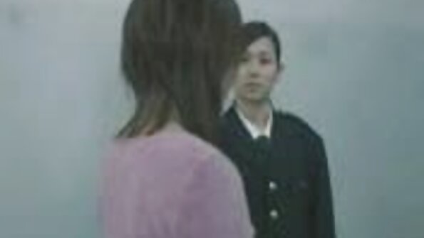 三个惊人的宝贝正在玩一些大的性玩具