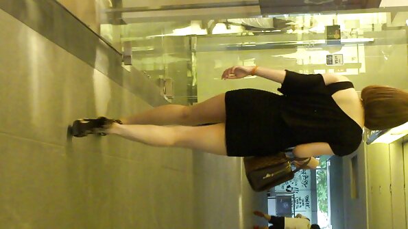 裸照辣妹调制鸡尾酒并用棒棒糖戏弄阴户