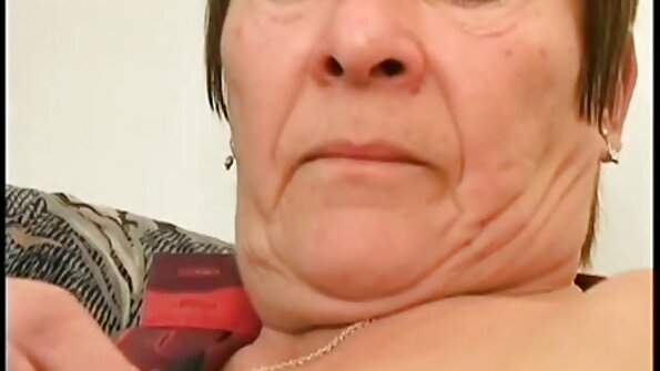 两个可爱的小姐随时准备参加疯狂的女同性恋游戏